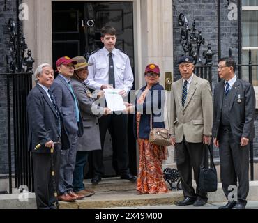 London, Großbritannien. Mai 2024. Ehemalige Gurkha-Soldaten überreichen eine Petition an die Downing Street 10 und drohen, ihre Hungerstreiks in einem lang andauernden Streit mit der britischen Regierung über ihre Rentenansprüche wiederaufzunehmen. Quelle: Ian Davidson/Alamy Live News Stockfoto