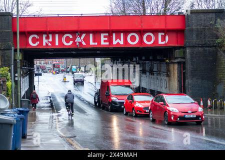 LONDON, 3. APRIL 2024: Cricklewood High Street. Gegend im Nordwesten Londons Stockfoto