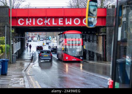 LONDON, 3. APRIL 2024: Cricklewood High Street. Gegend im Nordwesten Londons Stockfoto