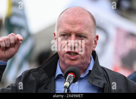 London, Großbritannien. Mai 2024. Der Londoner Maimarsch von Clerkenwell Green kommt auf dem Trafalgar Square an, um von gewerkschaftsführern und anderen zu sprechen. Matt Wrack – FBU/TUC President Credit: Phil Robinson/Alamy Live News Stockfoto