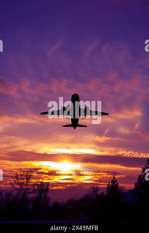 Passagiere Verkehrsflugzeug fliegen in Sonnenuntergang Licht. Konzept für schnelle Reisen, Urlaub und Business. Stockfoto