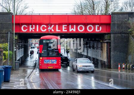 LONDON, 3. APRIL 2024: Cricklewood High Street. Gegend im Nordwesten Londons Stockfoto