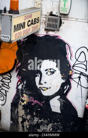 Zeichnung/Graffiti von Amy Winehouse in einem Minitaxi-Büro, Whitechapel, London Stockfoto