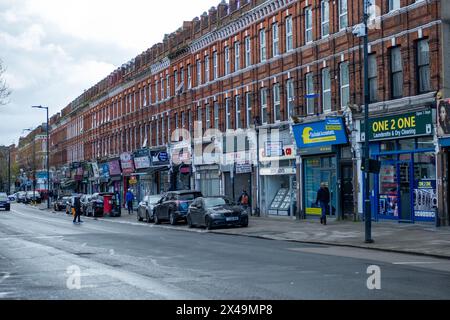 LONDON, 3. APRIL 2024: Cricklewood High Street. Gegend im Nordwesten Londons Stockfoto