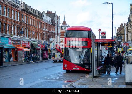 LONDON, 3. APRIL 2024: Cricklewood High Street. Gegend im Nordwesten Londons Stockfoto