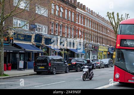 LONDON, 3. APRIL 2024: Cricklewood High Street. Gegend im Nordwesten Londons Stockfoto