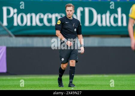 Sittard, Niederlande. Mai 2024. SITTARD, NIEDERLANDE - 1. MAI: Schiedsrichter Aron Ulijn während des niederländischen Azerion Frauen-Eredivisie-Spiels zwischen Fortuna Sittard und FC Twente im Fortuna Sittard Stadion am 1. Mai 2024 in Sittard, Niederlande. (Foto von Joris Verwijst/Orange Pictures) Credit: Orange Pics BV/Alamy Live News Stockfoto