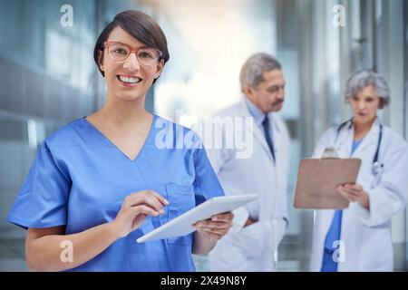 Frau, Arzt und Tablet im Krankenhaus oder Porträt für medizinische Zwecke, sehen Sie auf der digitalen Datei nach Zeitplan. Chirurgin, Medizin und Technik mit Kollegen in Stockfoto