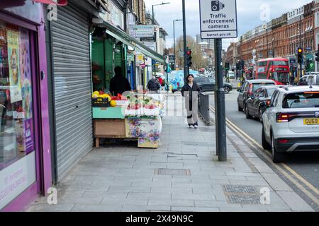 LONDON, 3. APRIL 2024: Cricklewood High Street. Gegend im Nordwesten Londons Stockfoto