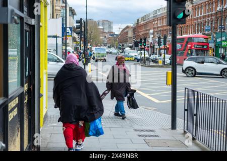 LONDON, 3. APRIL 2024: Cricklewood High Street. Gegend im Nordwesten Londons Stockfoto