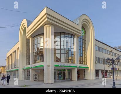 Vidin, Bulgarien - 16. März 2024: Moderne Gebäude Banka DSK OTP Group Bank in der Targovska Straße. Stockfoto