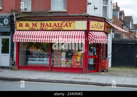 LONDON, 3. APRIL 2024: Cricklewood High Street. Gegend im Nordwesten Londons Stockfoto