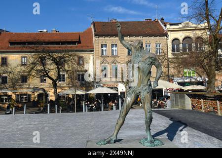 Ljubljana: Metzgerbrücke mit Prometheus-Skulptur von Jakov Brdar. Slowenien Stockfoto