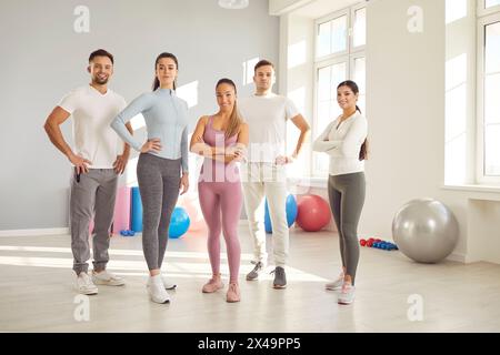 Gruppenporträt eines Fitness-Mannes im Fitnessstudio Stockfoto