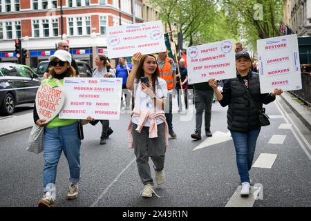 LONDON, UK, 1. Mai 2024: Gewerkschaftsarbeiter marschieren von Clerkenwell Green zum Trafalgar Square. Die Kundgebung ist eine Feier der Solidarität zwischen Arbeitnehmern auf der ganzen Welt und eine Demonstration für Vollbeschäftigung, öffentliche Dienste, Gleichheit, Rassismus und Arbeitsrechte. Stockfoto