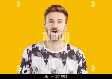 Porträt eines gutaussehenden jungen Mannes mit schockiertem Gesichtsausdruck Stockfoto