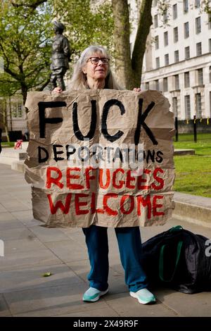 London / Großbritannien. Mai 2024. Vor der Downing Street versammelten sich Proteste als Reaktion auf die Pläne der Regierungen, mit der Verhaftung und Verhaftung von Flüchtlingen für die Abschiebung nach Ruanda zu beginnen. Alamy Live News / Aubrey Fagon Fagon Stockfoto