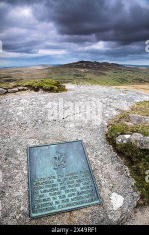 Der Gipfel des Rough Tor auf dem Bodmin Moor in Cornwall, England, Großbritannien, und eine Gedenkstätte zum Gedenken an Kriegstote Stockfoto