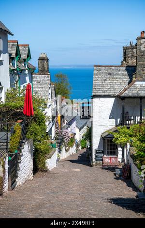 Der steilen gepflasterten Hauptstraße durch das malerische Dorf Clovelly in Devon, England, UK Stockfoto