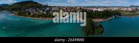 Aus der Vogelperspektive auf Annecy und den See, Häuser und Grünflächen, Boote für die Navigation und Fußgängerzonen. Haute-Savoie. Perle der französischen Alpen. Frankreich Stockfoto