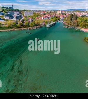 Aus der Vogelperspektive auf Annecy und den See, Häuser und Grünflächen, Boote für die Navigation und Fußgängerzonen. Haute-Savoie. Perle der französischen Alpen. Frankreich Stockfoto