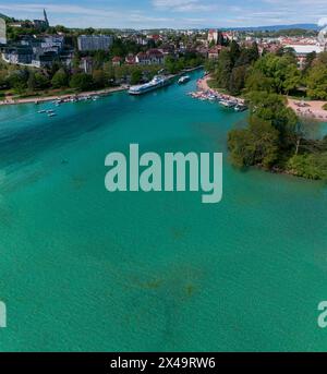 Aus der Vogelperspektive auf Annecy und den See, Häuser und Grünflächen, Boote für die Navigation und Fußgängerzonen. Haute-Savoie. Perle der französischen Alpen. Frankreich Stockfoto