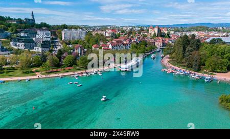 Aus der Vogelperspektive auf Annecy und den See, Häuser und Grünflächen, Boote für die Navigation und Fußgängerzonen. Haute-Savoie. Perle der französischen Alpen. Frankreich Stockfoto