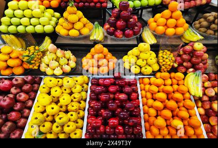 Äpfel, Birnen, Granatäpfel, Bananen, Orangen, Trauben Kiwis Persimmons und andere Früchte werden ausgestellt Stockfoto