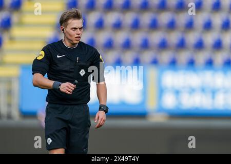 Sittard, Niederlande. Mai 2024. SITTARD, NIEDERLANDE - 1. MAI: Schiedsrichter Aron Ulijn während des niederländischen Azerion Frauen-Eredivisie-Spiels zwischen Fortuna Sittard und FC Twente im Fortuna Sittard Stadion am 1. Mai 2024 in Sittard, Niederlande. (Foto von Joris Verwijst/Orange Pictures) Credit: Orange Pics BV/Alamy Live News Stockfoto