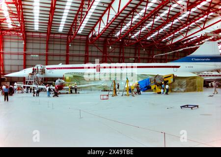 BAC Concorde G-AXDN im neuen Luftraum-Superhangar, der im Bau ist, bei IWM Duxford, Großbritannien. Nach der Fertigstellung werden weitere große Exponate im Inneren ausgestellt. Concorde G-AXDN (101) (01) war ein Vorserienflugzeug der British Aircraft Corporation Ltd, das am 17. Dezember 1971 von Filton aus flog und die Konstruktion des späteren Passagierflugzeugs testete. Der letzte Flug fand am 20. August 1977 statt, mit dem Lieferflug von Filton nach Duxford. Nach Abschluss des Hangar-Baus wurde G-AXDN von anderen Exponaten umgeben Stockfoto