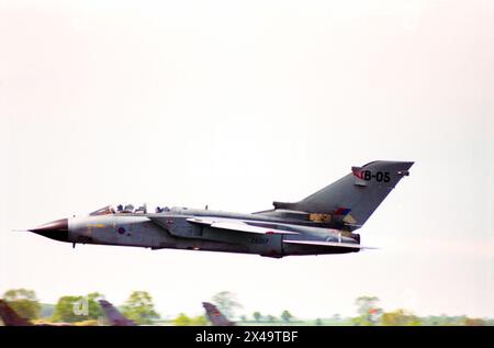 RAF Panavia Tornado GR1 der TTTE - Tri-National Tornado Training Establishment. TTTE war eine multinationale Flugeinheit mit Sitz in der RAF Cottesmore in Rutland von 1981 bis 1999. Sie absolvierte ein Training auf dem Panavia Tornado für die Royal Air Force (RAF), die Luftwaffe, die Marineflieger und die italienische Luftwaffe. Zunächst erhielten die Piloten vier Wochen Training am Boden, gefolgt von neun Wochen in der Luft. Jedes Land stellte einige Jets für die Einheit bereit. Die Flugzeuge wurden in Deutschland 23, im Vereinigten Königreich 19 und in Italien 6 eingesetzt. Die Flugausbildung begann am 5. Januar 1981. Stockfoto