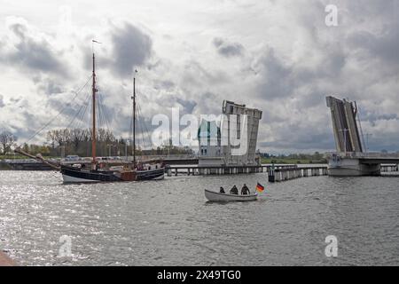 Segelschiff fährt durch offene Balancebrücke, Kappeln, Schlei, Schleswig-Holstein, Deutschland Stockfoto