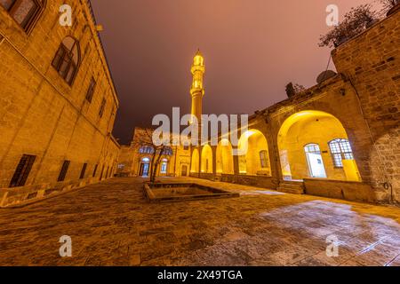 Blick von außen auf die Sehidiye Moschee und Madrassa, ein beliebtes Wahrzeichen in Mardin, Türkei. Mardin Sehidiye Moschee, Nachtblick, Türkei, Mardin. Stockfoto