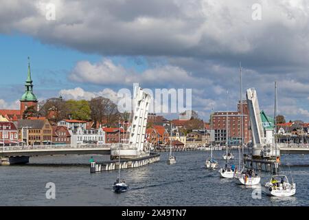 Segelboote fahren durch die offene Balancebrücke, Kappeln, Schlei, Schleswig-Holstein, Deutschland Stockfoto