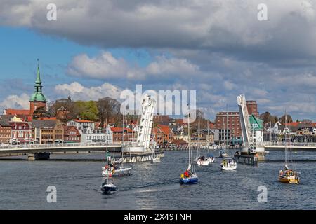 Segelboote fahren durch die offene Balancebrücke, Kappeln, Schlei, Schleswig-Holstein, Deutschland Stockfoto