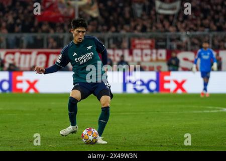 München, Deutschland. April 2024. München, 17. April 2024: Takehiro Tomiyasu (18 Arsenal) gibt den Ball im Viertelfinale der UEFA Champions League zwischen dem FC Bayern München und dem Arsenal FC in der Allianz Arena in München. (Daniela Porcelli/SPP) Credit: SPP Sport Press Photo. /Alamy Live News Stockfoto