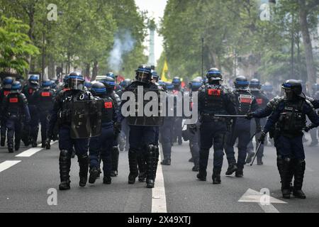Die Aufstandspolizei nimmt Stellung, da es während der jährlichen Kundgebung des Arbeitstages in Paris am 1. Mai 2024 zu Konflikten mit Demonstranten kommt. Foto: Firas Abdullah/ABACAPRESS. COM Credit: Abaca Press/Alamy Live News Stockfoto