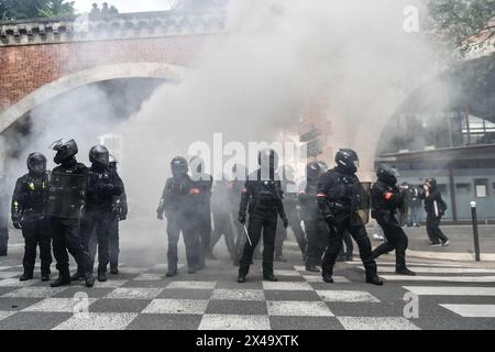 Die Aufstandspolizei nimmt Stellung, da es während der jährlichen Kundgebung des Arbeitstages in Paris am 1. Mai 2024 zu Konflikten mit Demonstranten kommt. Foto: Firas Abdullah/ABACAPRESS. COM Credit: Abaca Press/Alamy Live News Stockfoto