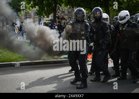 Die Aufstandspolizei nimmt Stellung, da es während der jährlichen Kundgebung des Arbeitstages in Paris am 1. Mai 2024 zu Konflikten mit Demonstranten kommt. Foto: Firas Abdullah/ABACAPRESS. COM Credit: Abaca Press/Alamy Live News Stockfoto