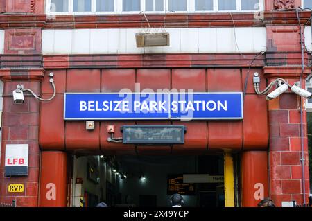 LONDON, 22. APRIL 2024: Belsize Park U-Bahn-Station in Camden im Nordwesten Londons Stockfoto