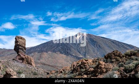 Berg Pico del Teide auf Teneriffa an Einem sonnigen Tag mit blauem Himmel Stockfoto