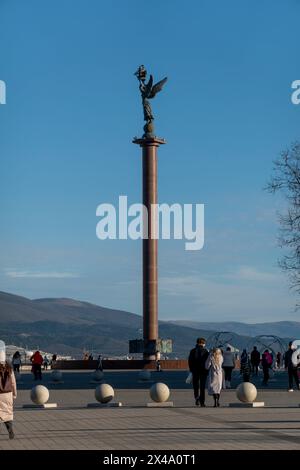 Noworossijsk, Russland - 18. August 2023 Säule Meer Ruhm Russlands auf dem Damm von Admiral Serebryakow. Stockfoto