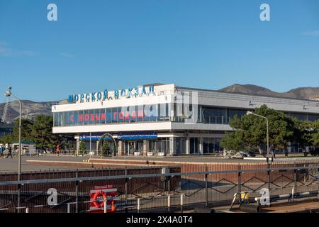 Noworossijsk, Russland - 18. August 2023 Gebäude der Noworossijsk Marine Station. Stockfoto