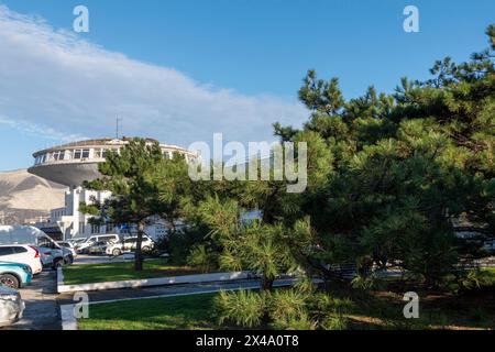 Noworossijsk, Russland - 18. August 2023 Gebäude der Noworossijsk Marine Station. Stockfoto