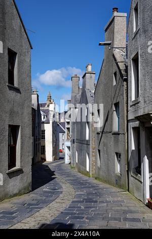 Dundas Street ist eine enge Kopfsteinpflasterstraße, die sich direkt hinter der Küste auf der Westseite des Stromness Harbour in Orkney, nördlich von Schottland, befindet Stockfoto