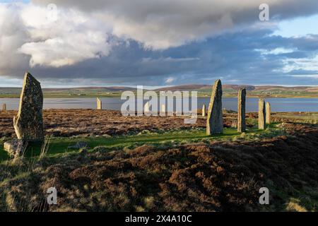 Der Ring of Brodgar ist ein riesiger neolithischer Steinkreis, der in einer weiten Landschaft am Ness of Brodgar nahe Stromness in Orkney liegt Stockfoto