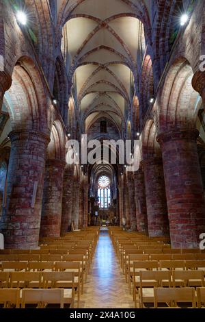 Die St. Magnus Kathedrale in Kirkwall ist sowohl innen als auch außen atemberaubend. Es ist aus rotem und gelbem Sandstein gebaut und ein muss in Orkney Stockfoto