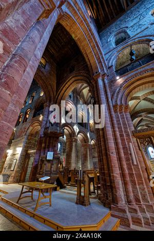 Die St. Magnus Kathedrale in Kirkwall ist sowohl innen als auch außen atemberaubend. Es ist aus rotem und gelbem Sandstein gebaut und ein muss in Orkney Stockfoto