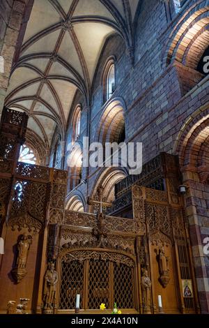 Die St. Magnus Kathedrale in Kirkwall ist sowohl innen als auch außen atemberaubend. Es ist aus rotem und gelbem Sandstein gebaut und ein muss in Orkney Stockfoto