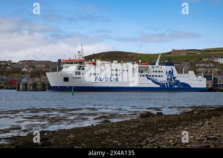 Northlink Ferries Auto- und Passagierfähre Hamnavoe legte in Stromness an, dem kleinen Hafen auf der Westseite des Festlandes Orkney nördlich von Schottland Stockfoto